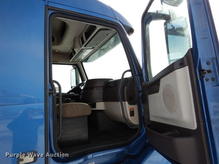 image for item DH2228 2013 Volvo VNL semi truck