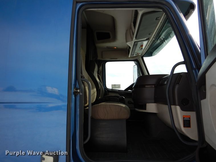 image for item DH2228 2013 Volvo VNL semi truck