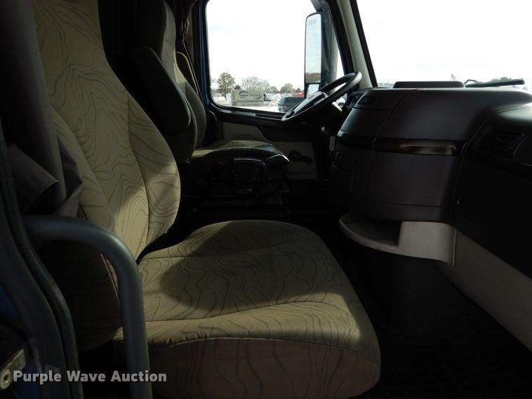 image for item DH2228 2013 Volvo VNL semi truck