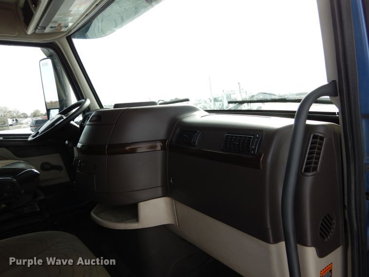 image for item DH2228 2013 Volvo VNL semi truck