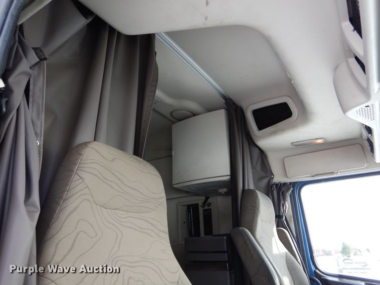 image for item DH2228 2013 Volvo VNL semi truck