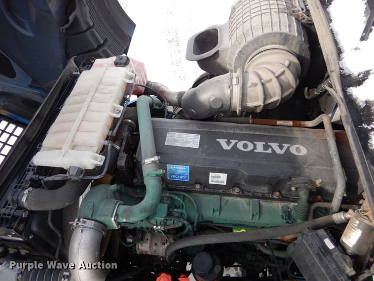 image for item DH2228 2013 Volvo VNL semi truck