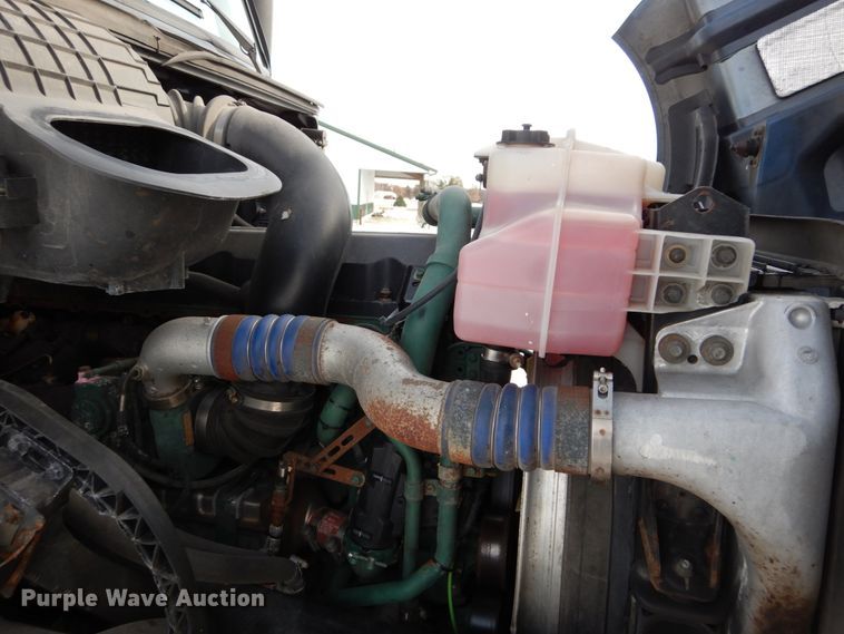 image for item DH2228 2013 Volvo VNL semi truck