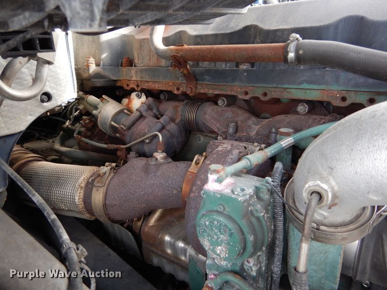 image for item DH2228 2013 Volvo VNL semi truck