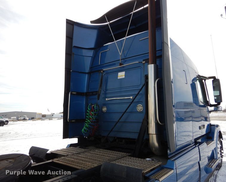 image for item DH2228 2013 Volvo VNL semi truck