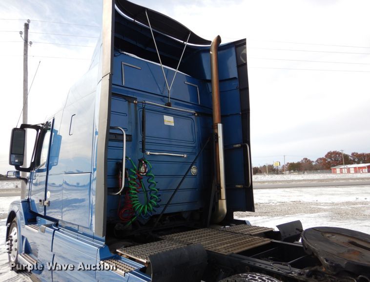 image for item DH2228 2013 Volvo VNL semi truck