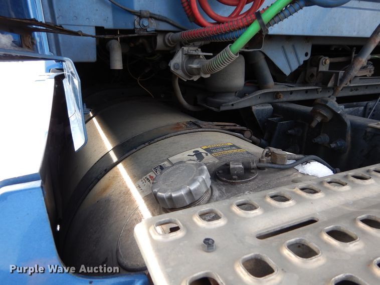 image for item DH2228 2013 Volvo VNL semi truck