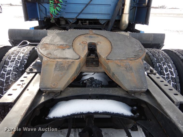 image for item DH2228 2013 Volvo VNL semi truck