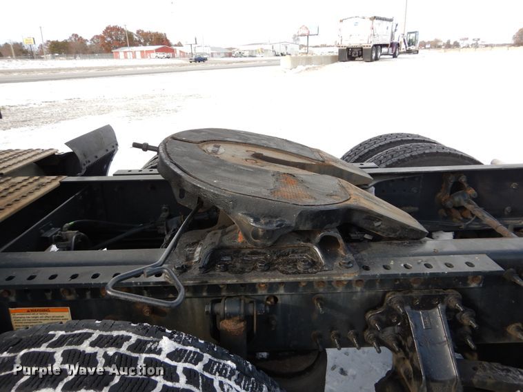 image for item DH2228 2013 Volvo VNL semi truck