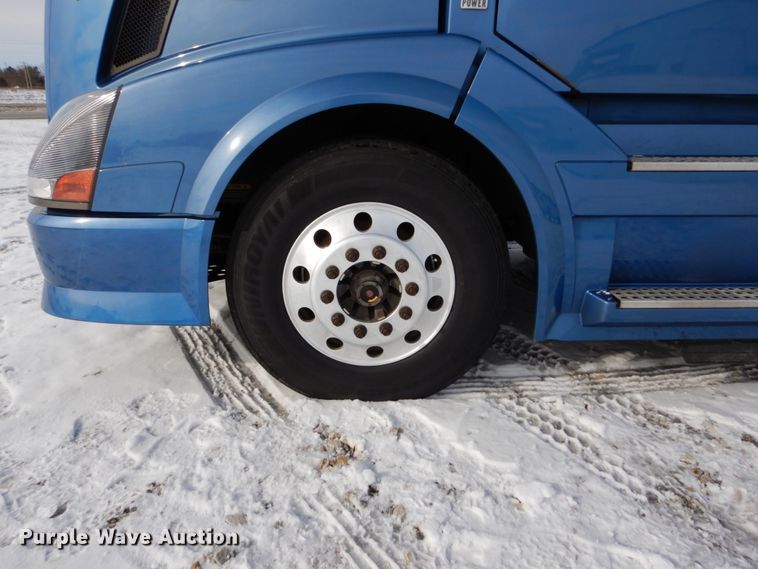 image for item DH2228 2013 Volvo VNL semi truck