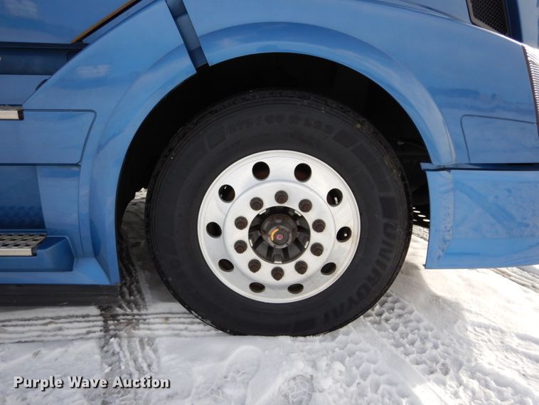 image for item DH2228 2013 Volvo VNL semi truck