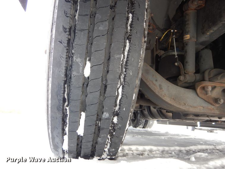 image for item DH2228 2013 Volvo VNL semi truck