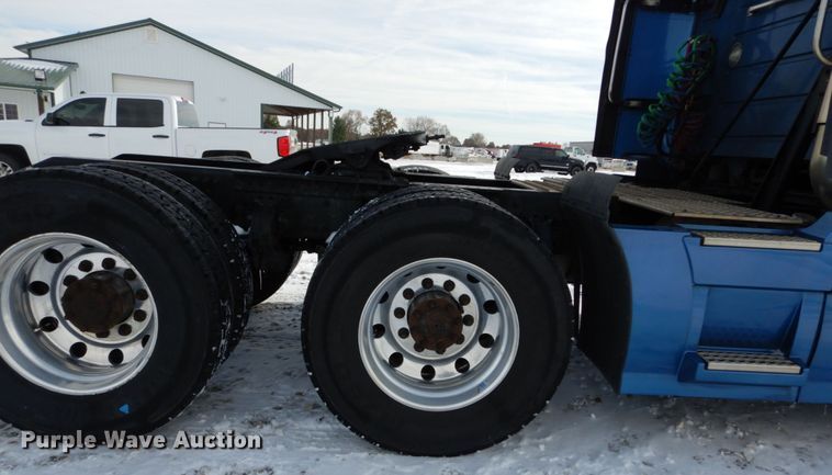 image for item DH2228 2013 Volvo VNL semi truck