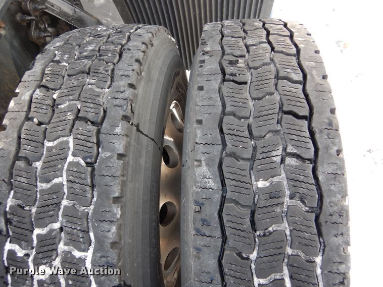 image for item DH2228 2013 Volvo VNL semi truck