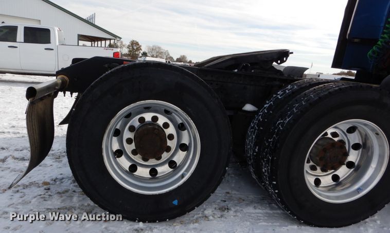 image for item DH2228 2013 Volvo VNL semi truck