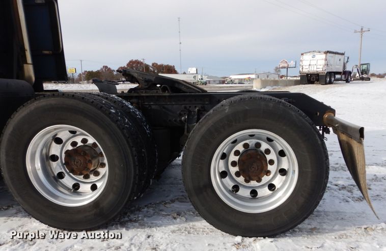 image for item DH2228 2013 Volvo VNL semi truck