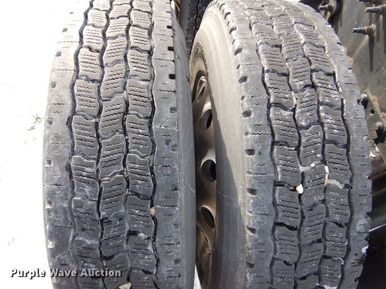 image for item DH2228 2013 Volvo VNL semi truck