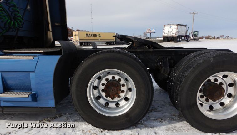image for item DH2228 2013 Volvo VNL semi truck