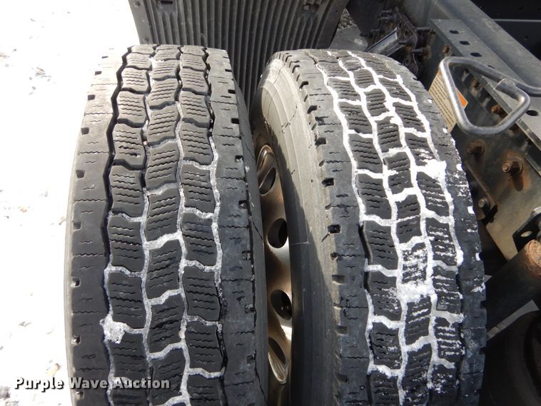 image for item DH2228 2013 Volvo VNL semi truck