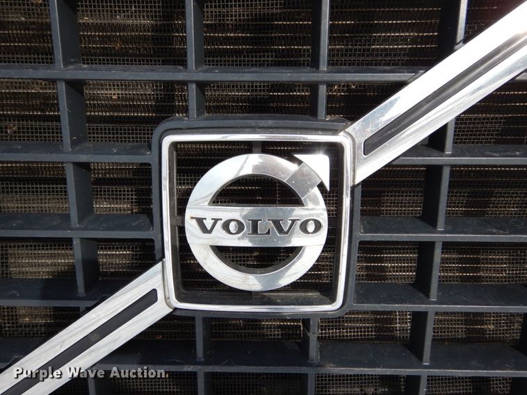 image for item DH2228 2013 Volvo VNL semi truck