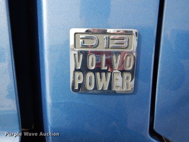 image for item DH2228 2013 Volvo VNL semi truck