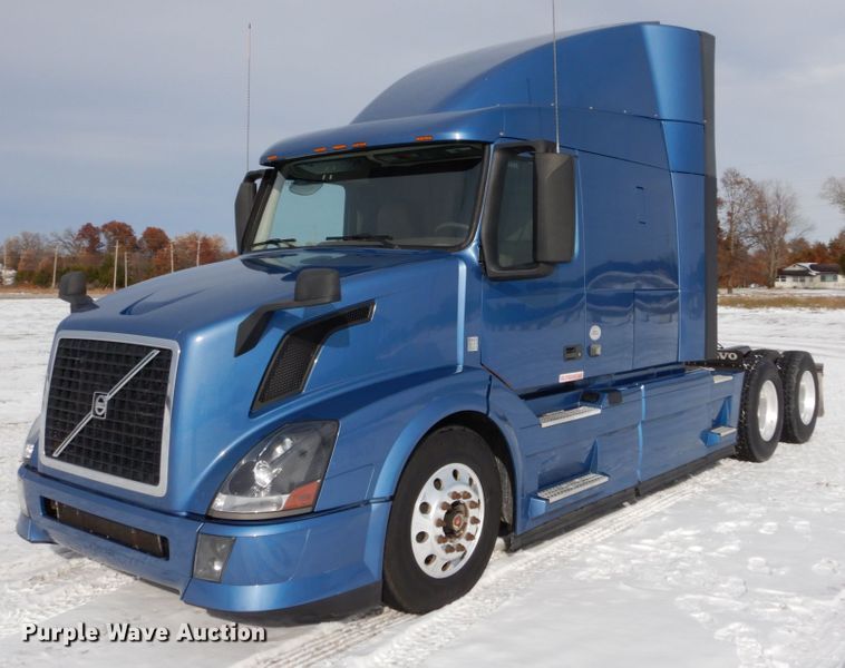 image for item DH2229 2013 Volvo VNL semi truck