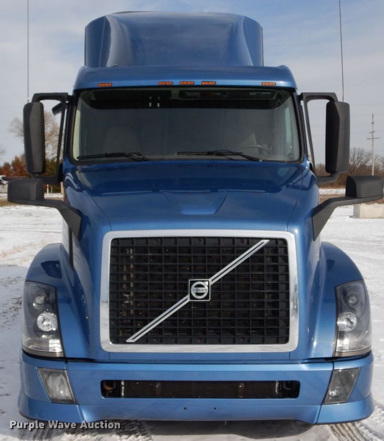 image for item DH2229 2013 Volvo VNL semi truck