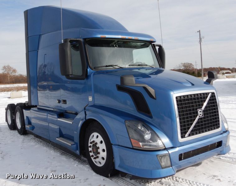image for item DH2229 2013 Volvo VNL semi truck