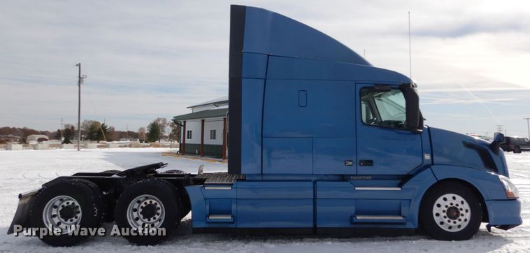 image for item DH2229 2013 Volvo VNL semi truck