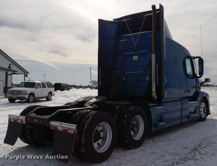 image for item DH2229 2013 Volvo VNL semi truck