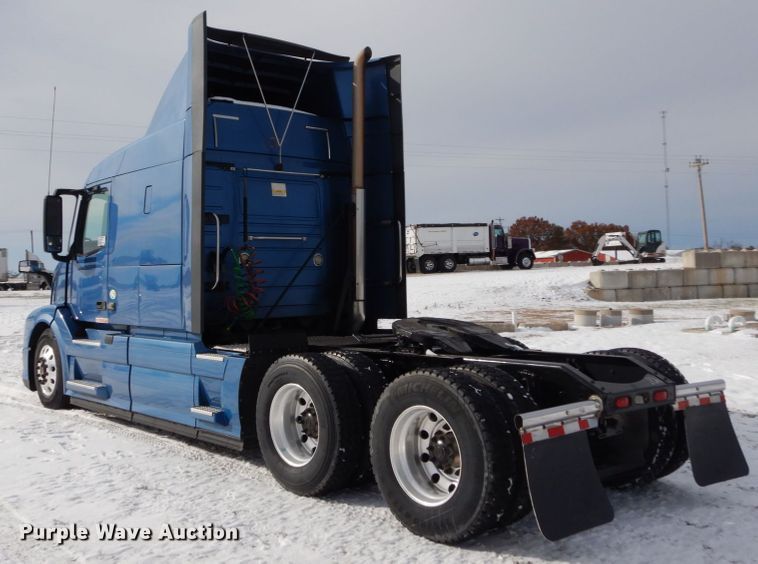 image for item DH2229 2013 Volvo VNL semi truck