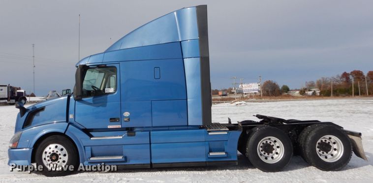 image for item DH2229 2013 Volvo VNL semi truck