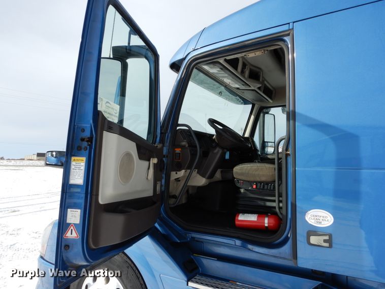 image for item DH2229 2013 Volvo VNL semi truck