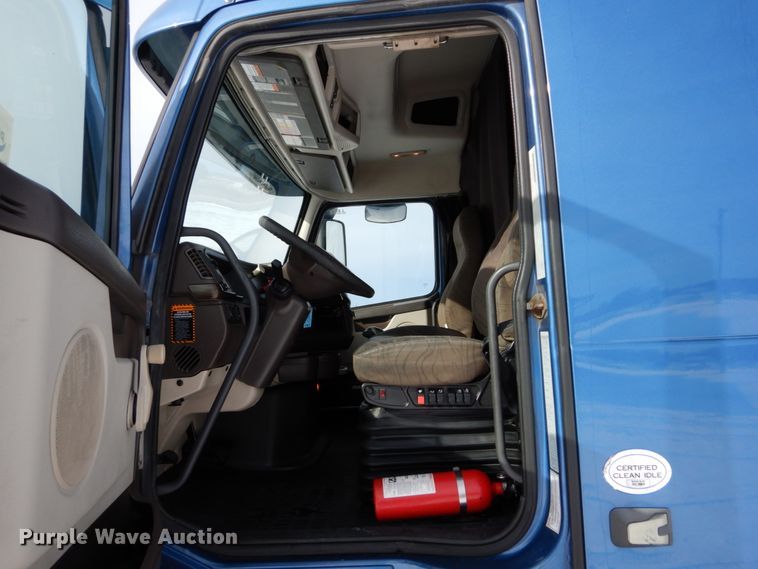 image for item DH2229 2013 Volvo VNL semi truck