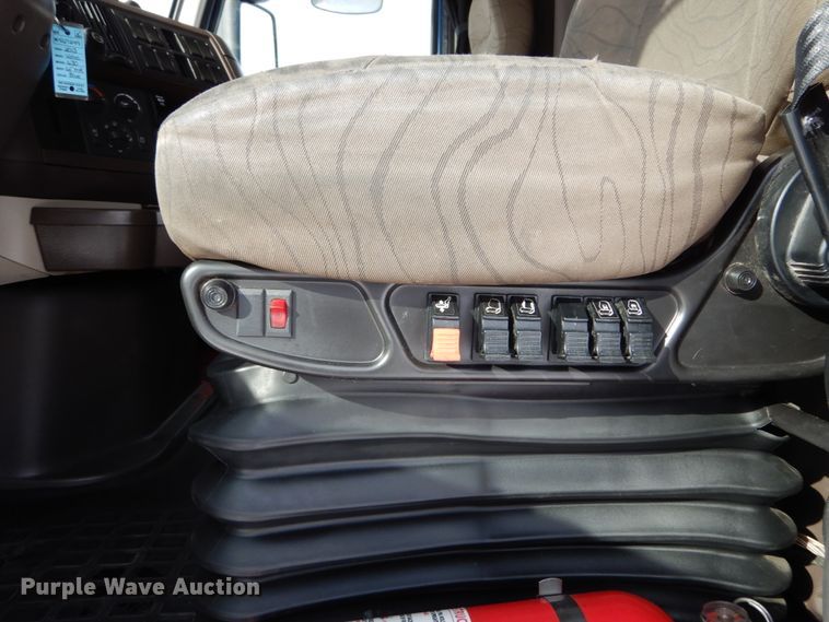 image for item DH2229 2013 Volvo VNL semi truck