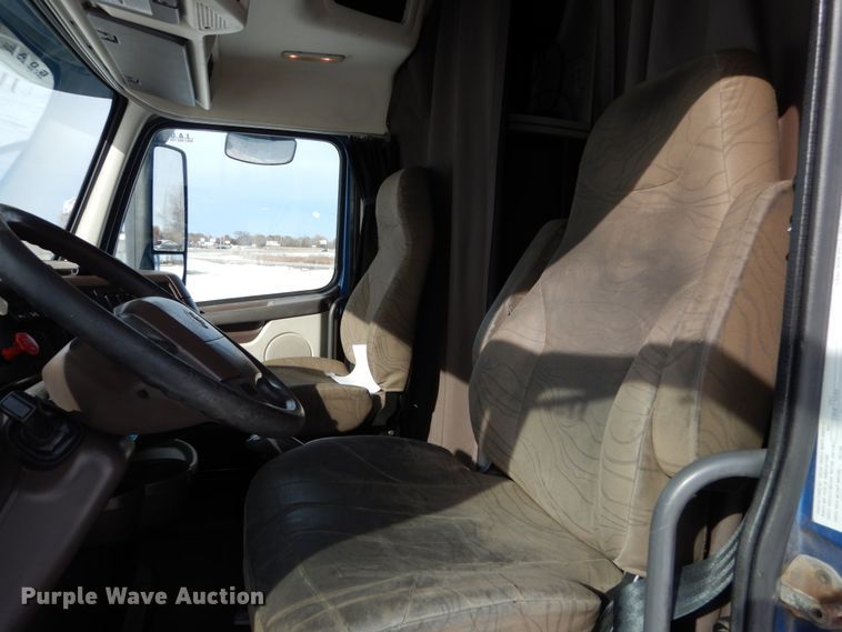 image for item DH2229 2013 Volvo VNL semi truck