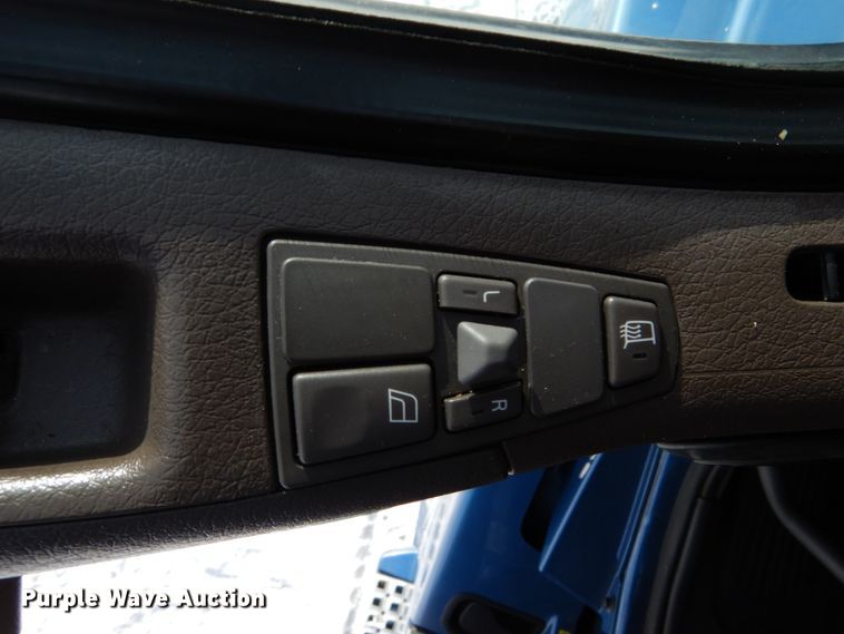 image for item DH2229 2013 Volvo VNL semi truck