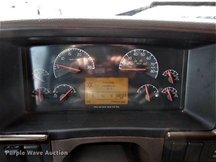 image for item DH2229 2013 Volvo VNL semi truck