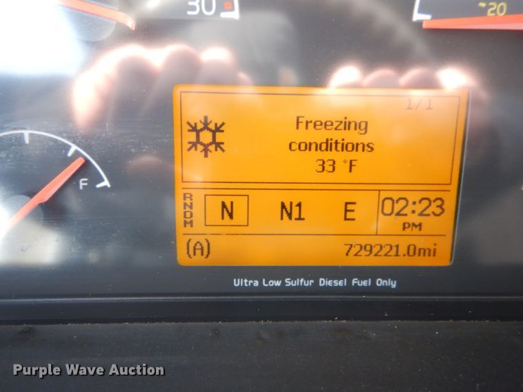 image for item DH2229 2013 Volvo VNL semi truck