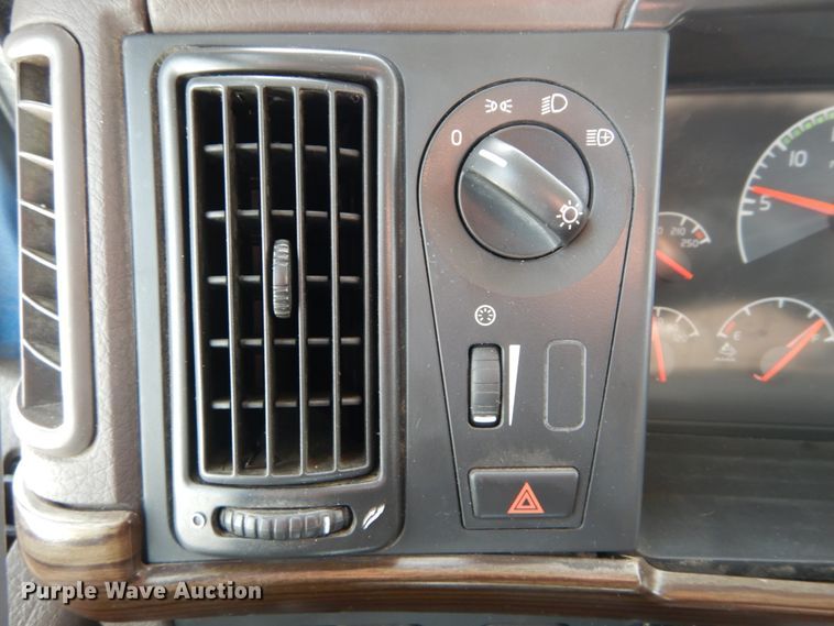 image for item DH2229 2013 Volvo VNL semi truck