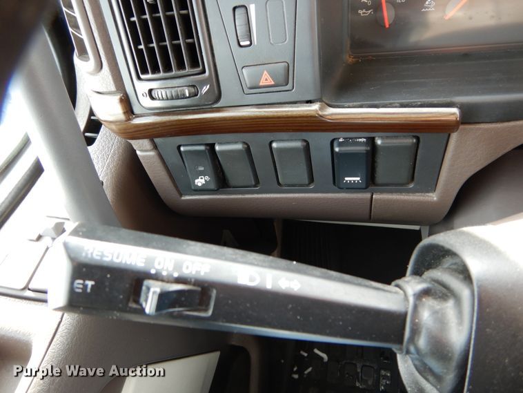 image for item DH2229 2013 Volvo VNL semi truck