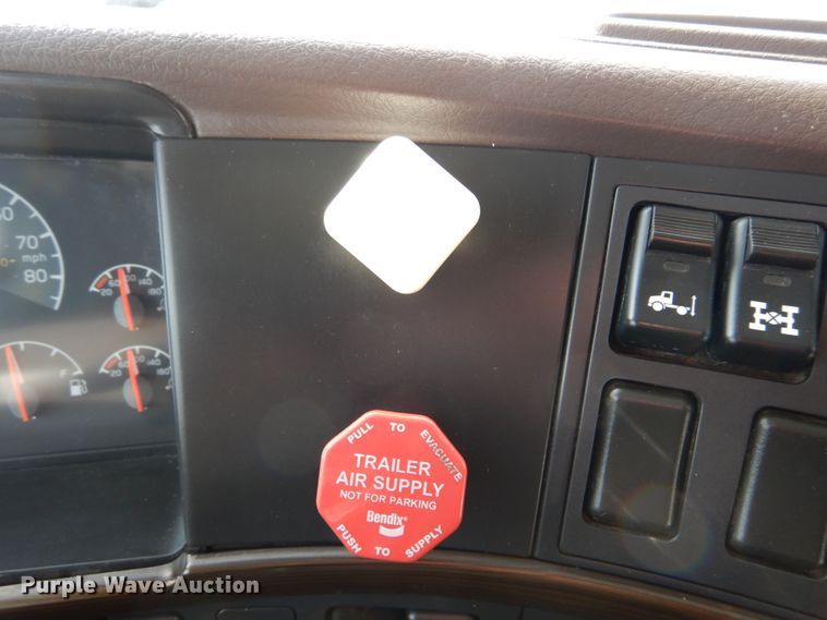 image for item DH2229 2013 Volvo VNL semi truck