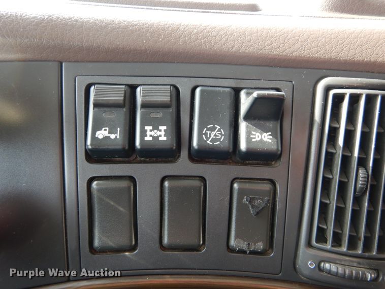 image for item DH2229 2013 Volvo VNL semi truck