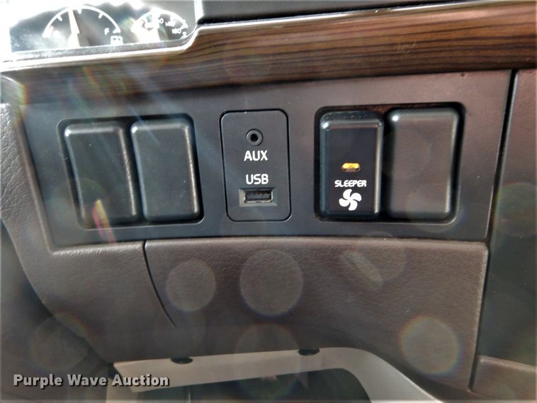 image for item DH2229 2013 Volvo VNL semi truck