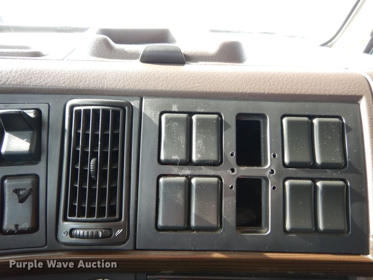 image for item DH2229 2013 Volvo VNL semi truck