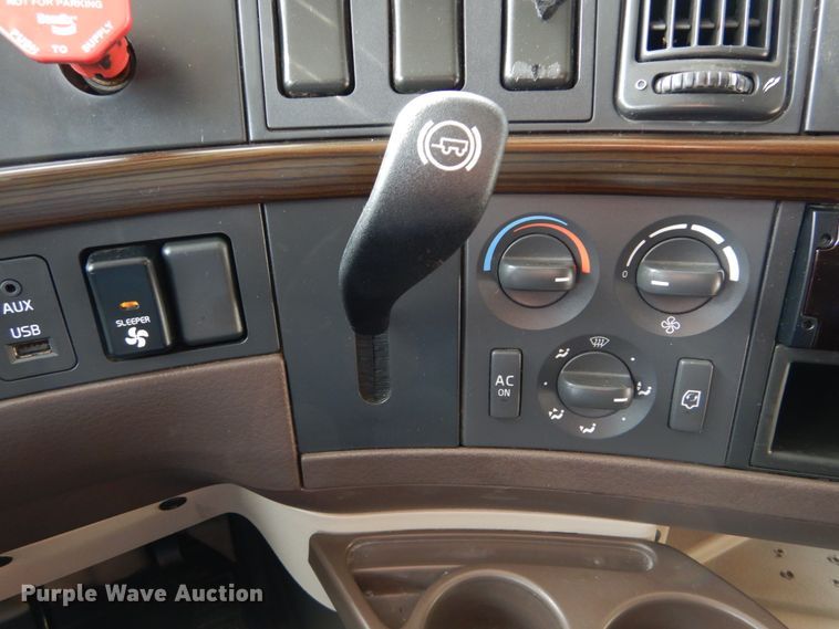 image for item DH2229 2013 Volvo VNL semi truck