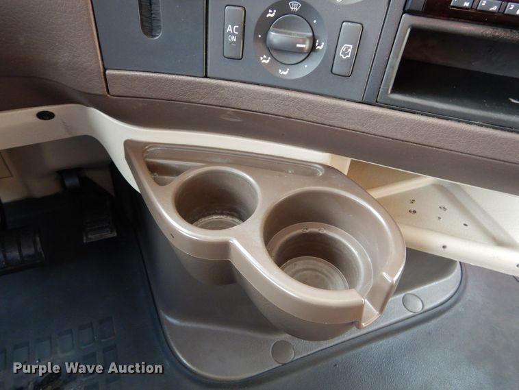 image for item DH2229 2013 Volvo VNL semi truck