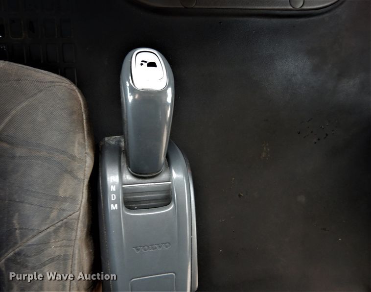 image for item DH2229 2013 Volvo VNL semi truck