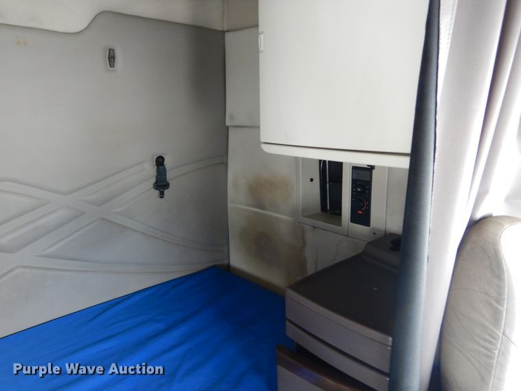 image for item DH2229 2013 Volvo VNL semi truck