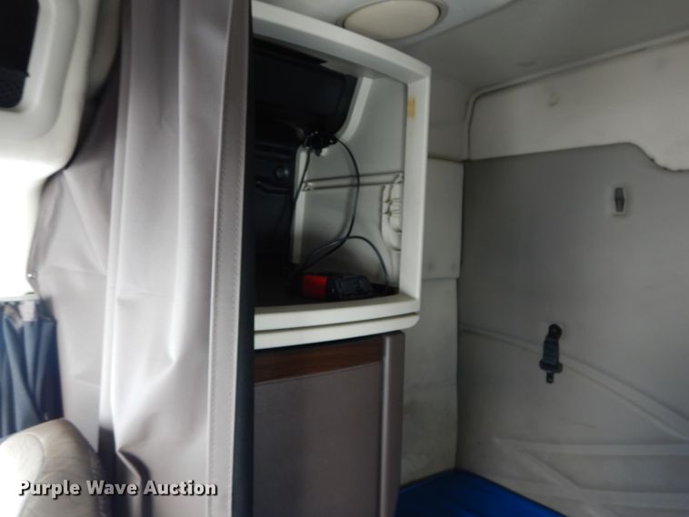 image for item DH2229 2013 Volvo VNL semi truck